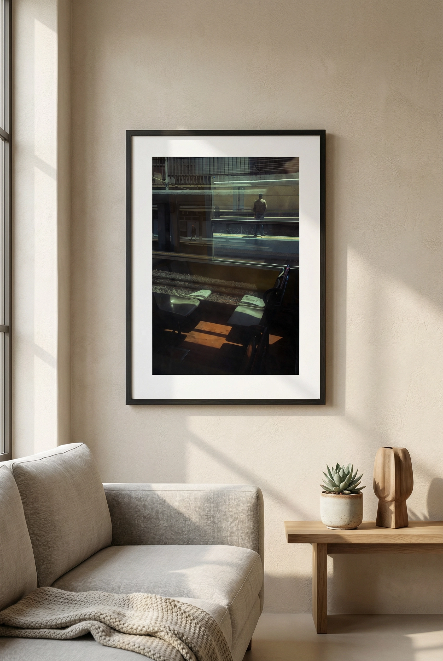 FR-SIM-009 - Reflets ferroviaires (Mise en situation) : Simulation 3D : Scène de gare avec jeux de reflets et de lumière, composition urbaine contemporaine  - Portfolio Stéphane Pimienta