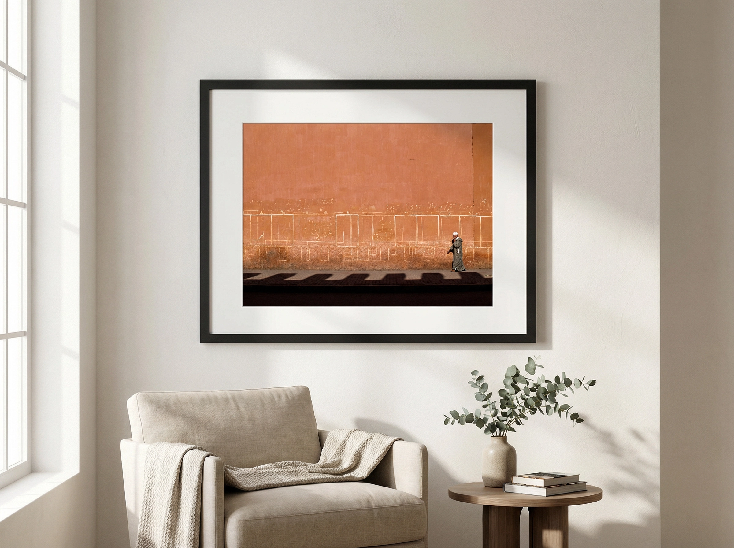 FR-SIM-013 - Mur ocre et solitude (Mise en situation) : Simulation 3D : Scène urbaine minimaliste, mur ocre et silhouette solitaire créant une composition g - Portfolio Stéphane Pimienta