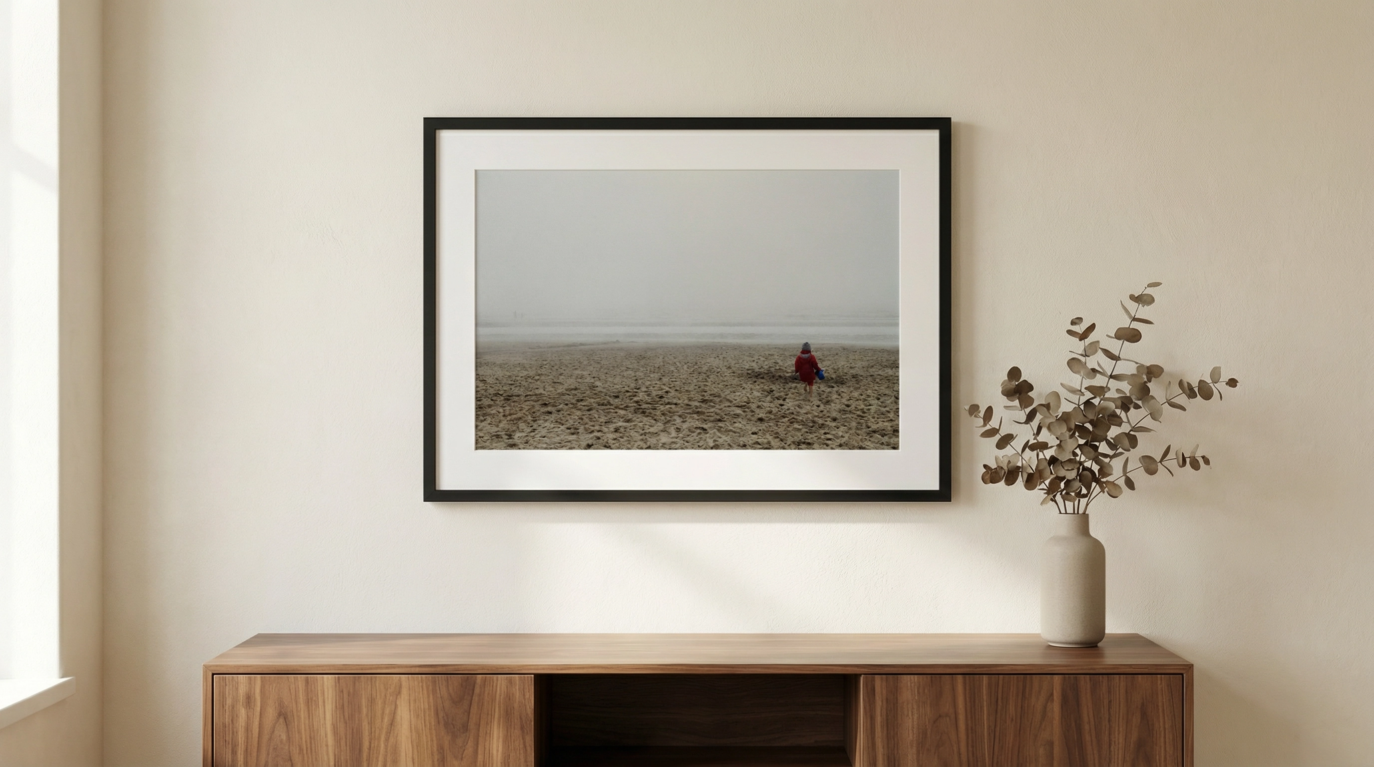 FR-SIM-014 - Solitude sur la plage (Mise en situation) : Simulation 3D : Figure solitaire sur une plage brumeuse, atmosphère contemplative et mélancolique en - Portfolio Stéphane Pimienta