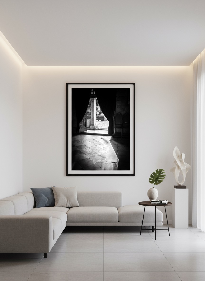 FR-002 - Portrait contemplatif : Portrait intimiste en noir et blanc capturant un moment de contemplation, présenté dans un cadre élé - Portfolio Stéphane Pimienta